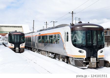 【高山本線】飛騨国府駅で列車交換する特急ひだ 124101551