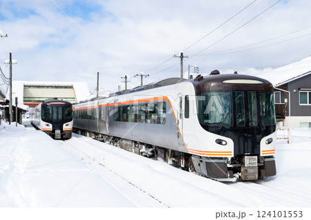 【高山本線】飛騨国府駅で列車交換する特急ひだ 124101553