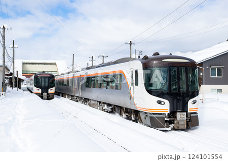 【高山本線】飛騨国府駅で列車交換する特急ひだ 【高山本線】飛騨国府駅で列車交換する特急ひだ 124101554