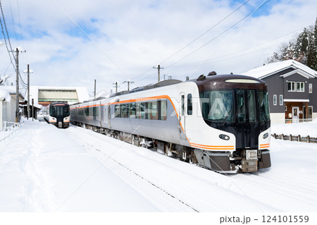 【高山本線】飛騨国府駅で列車交換する特急ひだ 124101559