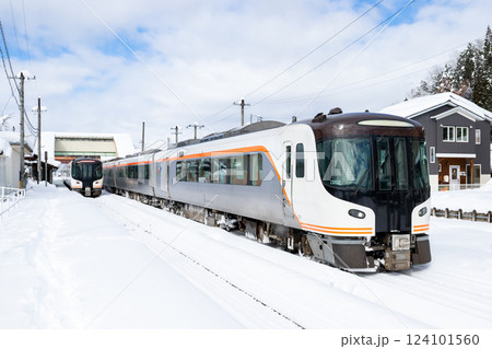 【高山本線】飛騨国府駅で列車交換する特急ひだ 124101560