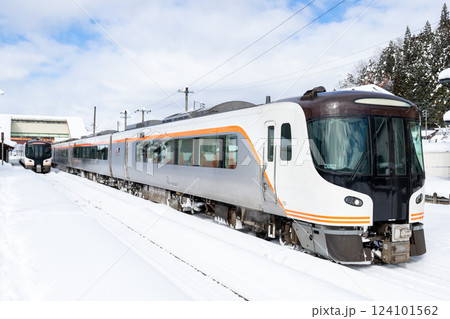 【高山本線】飛騨国府駅で列車交換する特急ひだ 124101562