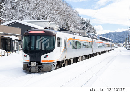 【高山本線】飛騨国府駅を発車する特急ひだ 【高山本線】飛騨国府駅を発車する特急ひだ 124101574