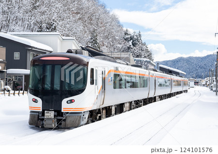 【高山本線】飛騨国府駅を発車する特急ひだ 124101576