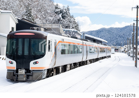 【高山本線】飛騨国府駅を発車する特急ひだ 124101578