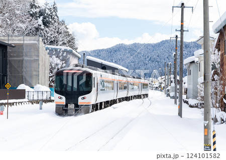 【高山本線】飛騨国府駅を発車する特急ひだ 124101582