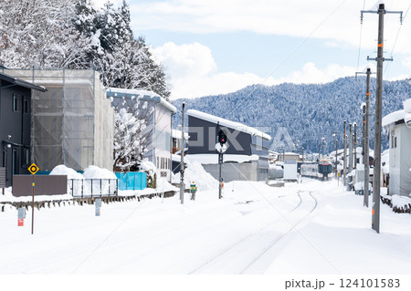 【高山本線】飛騨国府駅を発車する特急ひだ 【高山本線】飛騨国府駅を発車する特急ひだ 124101583