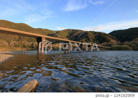四万十川と三里沈下橋　夕方　（高知県　四万十市） 124102009