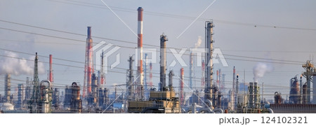 コンビナートの煙突（京葉臨海コンビナート） 124102321