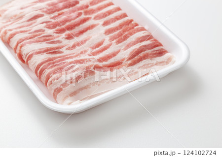 白背景に豚バラ肉 124102724