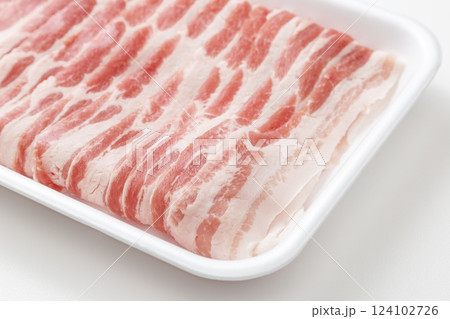 白背景に豚バラ肉 124102726