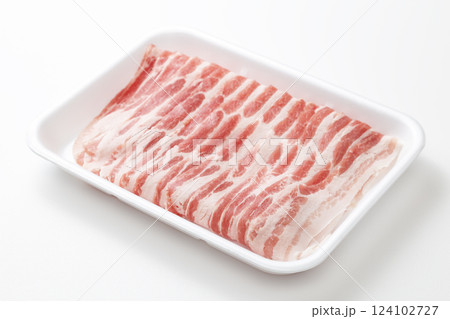 白背景に豚バラ肉 124102727