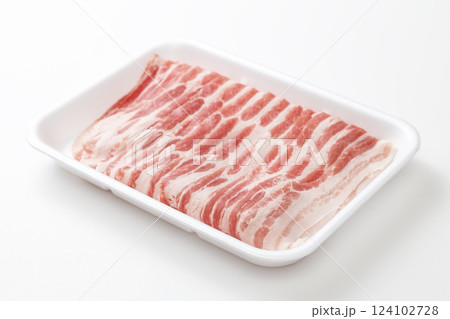 白背景に豚バラ肉 白背景に豚バラ肉 124102728