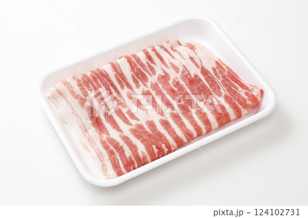 白背景に豚バラ肉 白背景に豚バラ肉 124102731