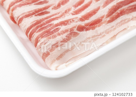 白背景に豚バラ肉 白背景に豚バラ肉 124102733