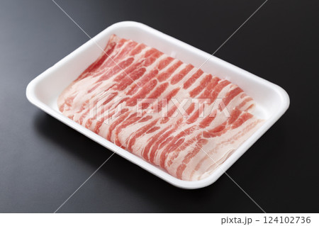 黒背景に豚バラ肉 124102736