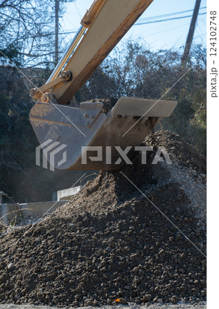 パワーショベルのバケット 124102748