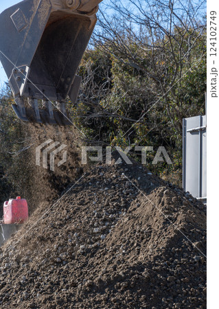 パワーショベルのバケット 124102749