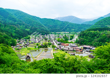 岐阜県 白川郷合掌造り集落 城跡展望台からの風景 世界遺産 岐阜県 白川郷合掌造り集落 城跡展望台からの風景 世界遺産 124102837