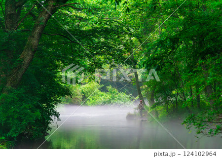 フィッシング・川釣りイメージ　川霧が立ち込める富士山麓忍野村 124102964