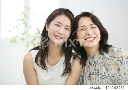20代女性と50代女性のビューティ 20代女性と50代女性のビューティ 124102981