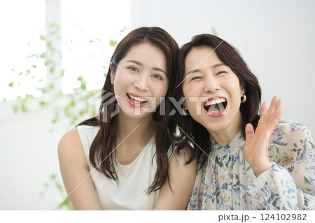 20代女性と50代女性のビューティ 20代女性と50代女性のビューティ 124102982