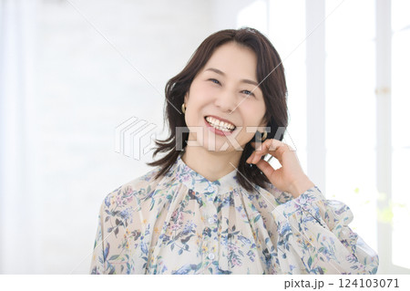 花柄のブラウスを着た笑顔のミドル女性 花柄のブラウスを着た笑顔のミドル女性 124103071
