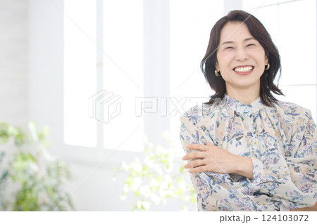 花柄のブラウスを着た笑顔のミドル女性 124103072