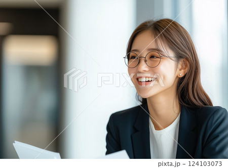 黒いスーツを着たプロフェッショナルな若い女性が、自信を持って契約書を提示している 黒いスーツを着たプロフェッショナルな若い女性が、自信を持って契約書を提示している 124103073