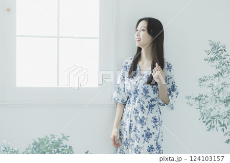若い女性のポートレート　 124103157