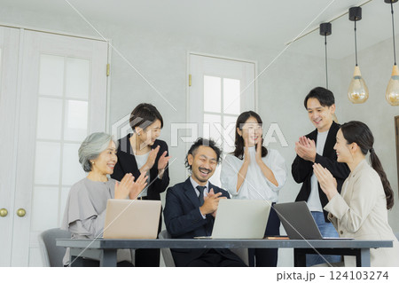 会議する会社員　 124103274