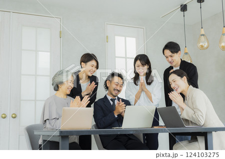 会議する会社員　 124103275