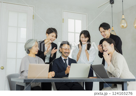 会議する会社員　 124103276