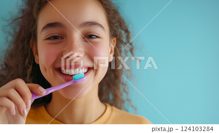 健康的なライフスタイルのコンセプト：歯ブラシを持ち、完璧な笑顔を見せる若い女性のクローズアップ 124103284