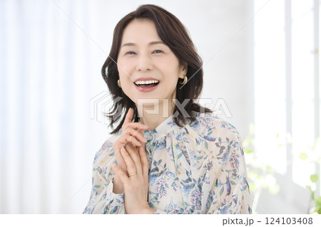 花柄のブラウスを着た笑顔のミドル女性 124103408