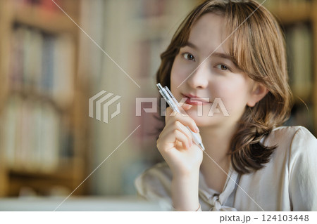オフィスで働く若い女性 124103448