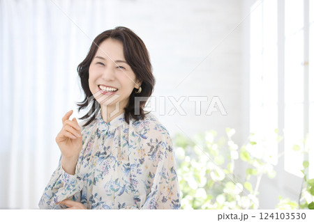 花柄のブラウスを着た笑顔のミドル女性 花柄のブラウスを着た笑顔のミドル女性 124103530