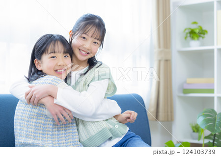 仲良し姉妹のポートレート 仲良し姉妹のポートレート 124103739