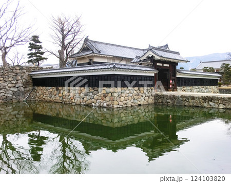 松本城の高麗門(長野県松本市) 松本城の高麗門(長野県松本市) 124103820