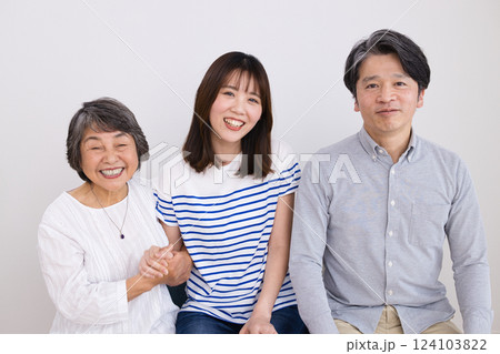 3世代家族のポートレート 3世代家族のポートレート 124103822