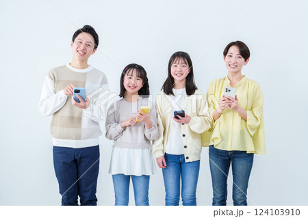スマートフォンを使う親子 家族 スマートフォンを使う親子 家族 124103910