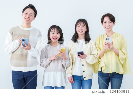 スマートフォンを使う親子　家族 124103911