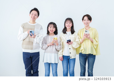 スマートフォンを使う親子 家族 スマートフォンを使う親子 家族 124103913