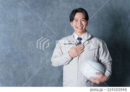 作業着を着たビジネスマン（不動産・建設業者） 124103948