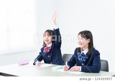 学校で授業中に挙手をする女の子 学校で授業中に挙手をする女の子 124103957