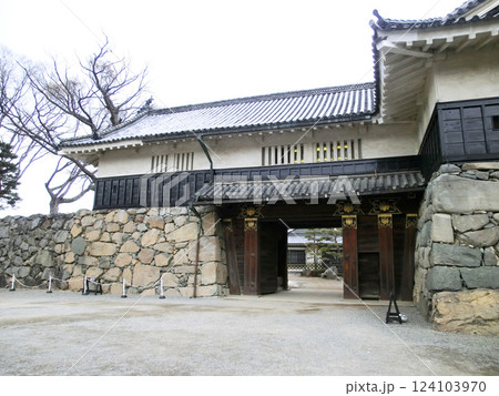 松本城の黒門(長野県松本市) 松本城の黒門(長野県松本市) 124103970