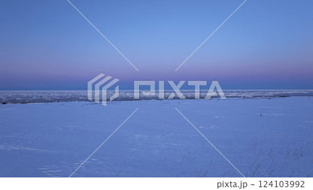 北海道2月24日の流氷トワイライト時間帯夕焼け網走サロマ湖とオホーツク海2025年 北海道2月24日の流氷トワイライト時間帯夕焼け網走サロマ湖とオホーツク海2025年 124103992