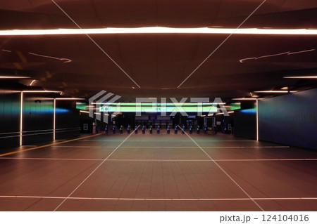 夢洲駅の改札口（改札内から外への風景） 124104016