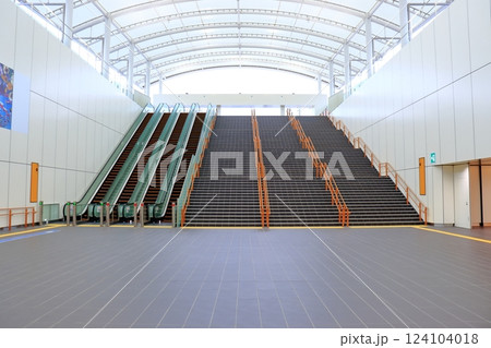 夢洲駅の南改札口から出入口へ進むエスカレーター 夢洲駅の南改札口から出入口へ進むエスカレーター 124104018