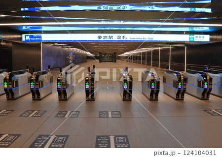 夢洲駅の改札口(改札外から中への風景) 夢洲駅の改札口(改札外から中への風景) 124104031